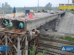 Под Харьковом разбирают мост над железной дорогой