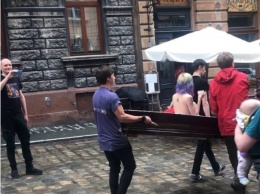 Во Львове в гробу носили по улицам голую девушку, - это художники выражали протест (ВИДЕО)