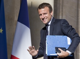 Президент Франции получил пощечину на встрече с избирателями. За него вступились даже политические противники (ВИДЕО)