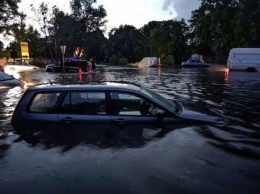 Машины по крышу в воде: в Запорожье из-за сильного ливня затопило дороги (видео)