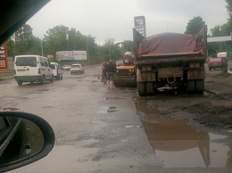 На Николаевщине подрядчик дождался дождя и начал ямочный ремонт дороги