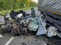 Смертельное ДТП под Киевом: легковушка столкнулась с грузовиком