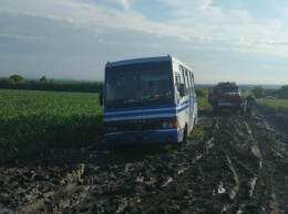 В Днепропетровской области 3 автомобиля, 1 автобус и 4 грузовика застряли в грязи: пришлось вызывать спасателей
