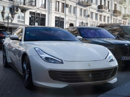 В Украине заметили путешественников на нестандартном суперкаре Ferrari