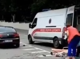 В Мелитополе сбили мужчину: лежал на дороге недвижимо (видео)