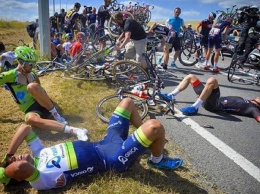 Болельщица с плакатом спровоцировала масштабное ЧП на Тур де Франс - десятки пострадавших