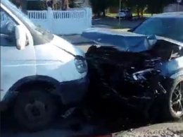 В Днепре Mercedes врезался в полицейское авто, а затем в грузовик: есть пострадавшие