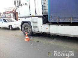 Вышли из автобуса и не заметили грузовик: под Харьковом фура сбила двух женщин