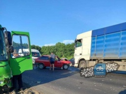 В Харькове машина влетела в автобус, пострадал ребенок