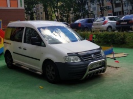Что делать, если сосед паркует авто на детской площадке: ответ юриста