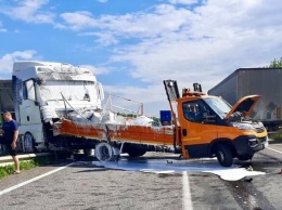Опасная работа: на трассе под Одессой фура сбила двух дорожных рабочих