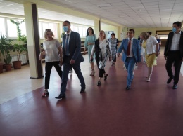Министр образования похвалил еду и ремонт в школе на Слободке