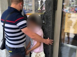 Девушка привезла младших сестер в Харьков, чтобы попрошайничать