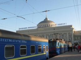 Своеобразный кондиционер: в поезде Одесса-Мариуполь прямо на ходу выпало окно