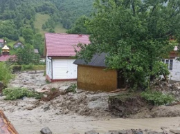 Непогода на Раховщине: в четырех селах подтоплены дома и разрушены дороги