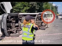 Маршрутка с пассажирами перевернулась в Киеве, есть пострадавшие (ВИДЕО)