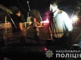 В Киевской области нетрезвый мужчина напал на полицейского (видео)