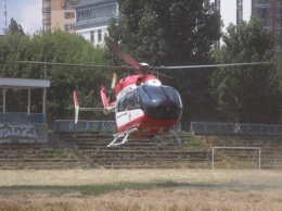 В Киев на вертолете доставили ребенка, в которого выстрелил военный (видео)