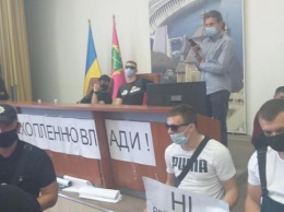 Сессию Запорожского горсовета заблокировали неизвестные (ФОТО)