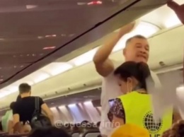 На рейсе Одесса - Анталья высадили пассажира, который отказался надевать маску