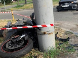 В Киеве маршрутка без водителя вылетела на тротуар, а мотоциклист врезался в столб
