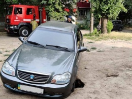 Не повезло: в Днепре автомобиль застрял в провале