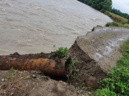 Непогода на Прикарпатье: река вышла из берегов, разрушила берег и размыла дорогу