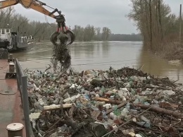 Тонны мусора плывут из Карпат в ЕС (ВИДЕО)
