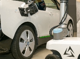 Австрийская компания представила автономного робота для зарядки электромобилей