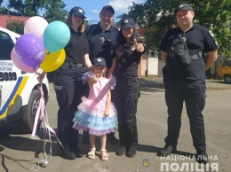 Полицейские Киевской области провели имиджевую акцию и поздравили 5-летнюю девочку из Ирпеня с днем рождения (видео)