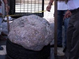 На Шри-Ланке случайно нашли во дворе сапфир на 2,5 миллиона карат