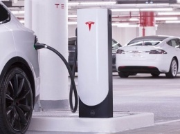 Tesla заставит владельцев медленно заряжающихся электромобилей платить больше
