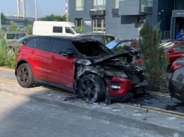 Возле метро Славутич сожгли машину, которая стояла на тротуаре
