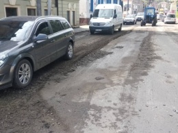 В Черновцах после вчерашнего ливня образовались провалы на дорогах