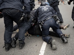 В Берлине задержали почти 600 участников антикарантинной демонтрации