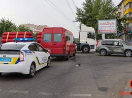 В Днепре на Слобожанском проспекте столкнулись Nissan и маршрутка №243: шестеро пострадавших