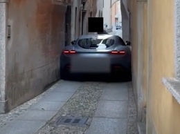 Ferrari застряла на тесной улице в Италии и не могла выбраться (видео)