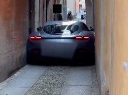 Как выглядит безысходность: Ferrari Roma застрял на очень узкой улице в Италии (видео)