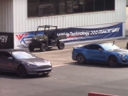 Tesla Model S Plaid соревнуется с обычным автомобилем в драг-рейсинге (ВИДЕО)