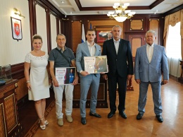 Аксенов вручил бронзовому призеру ОИ в Токио Глебу Бакши сертификат на миллион рублей, его тренеру - на 500 тысяч