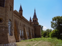 Как в Запорожской области выглядит башня и манеж замка, построенного в XIX веке
