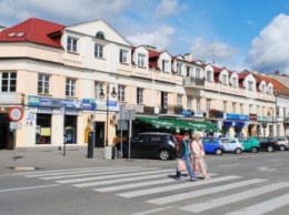В Польше в центре города семь человек забросали бутылками украинца