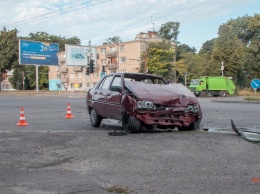 В Днепре на проспекте Поля столкнулись ЗАЗ и Nissan: трое пострадавших