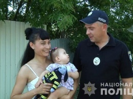 Днепровский супергерой: полицейский вытащил маму с младенцем из канавы