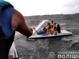 На Херсонщине полицейские спасли детей, которых на катамаране унесло в открытое море
