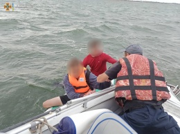 Николаевские спасатели "поймали" 4 человек, унеченных ветром в море (ФОТО)