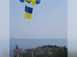Над Крымом появился украинский флаг (фото)