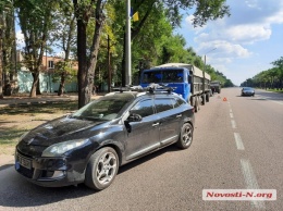 В Николаеве два грузовика "зажали" легковушку, а потом ее еще и водитель одного из грузовиков "добивал"