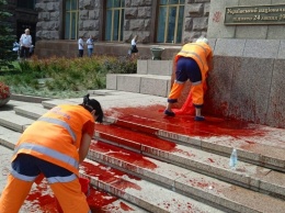 Стены киевской мэрии вандал облил красной краской