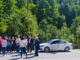 На Прикарпатье люди заблокировали дорогу из-за закрытия гимназии